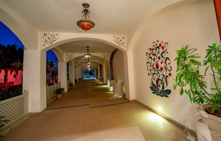 Imagen de los interiores del Hotel Ramada by Wyndham Jaipur Jaisinghpura. Foto 17