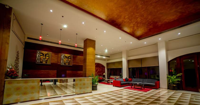 Imagen de los interiores del Hotel Ramada by Wyndham Jaipur Jaisinghpura. Foto 18