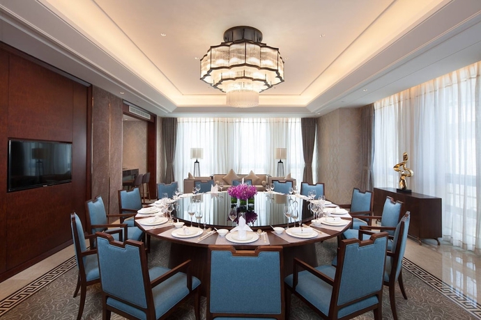 Imagen del bar/restaurante del Hotel Ramada by Wyndham Jinan. Foto 3