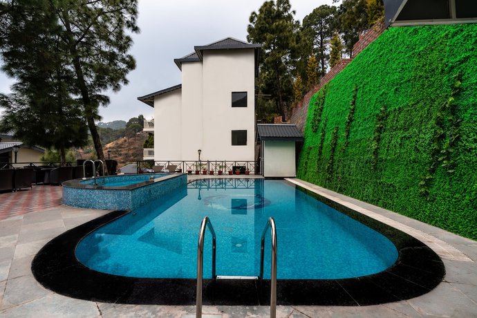 Imagen de la piscina del Hotel Ramada by Wyndham Kasauli. Foto 19