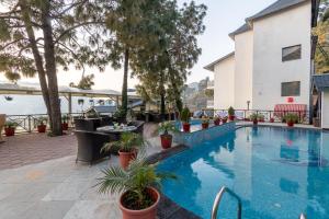 Imagen de la piscina del Hotel Ramada by Wyndham Kasauli, Kasauli. Foto 17