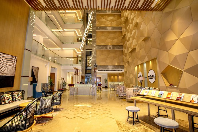 Imagen de los interiores del Hotel Ramada by Wyndham Katra Station Road. Foto 12