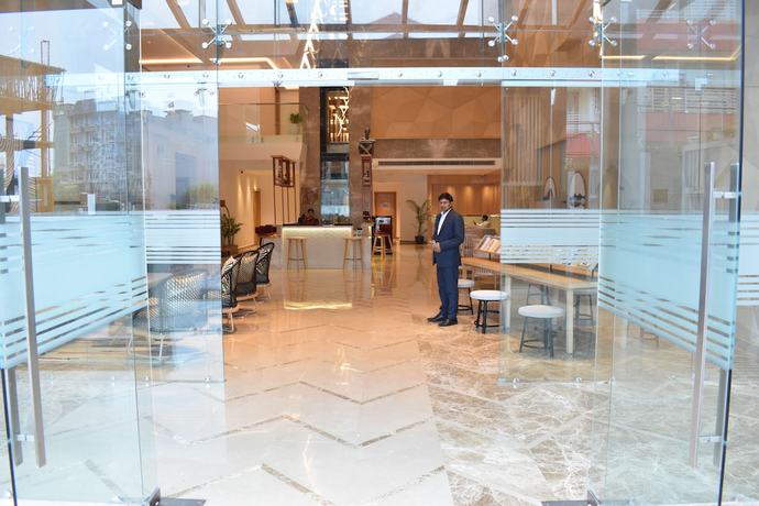 Imagen de los interiores del Hotel Ramada by Wyndham Katra Station Road. Foto 16
