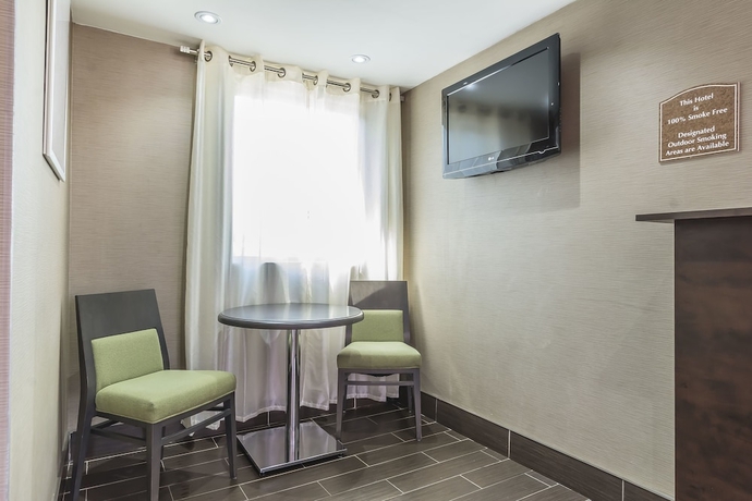 Imagen de los interiores del Hotel Ramada by Wyndham Kingston. Foto 15
