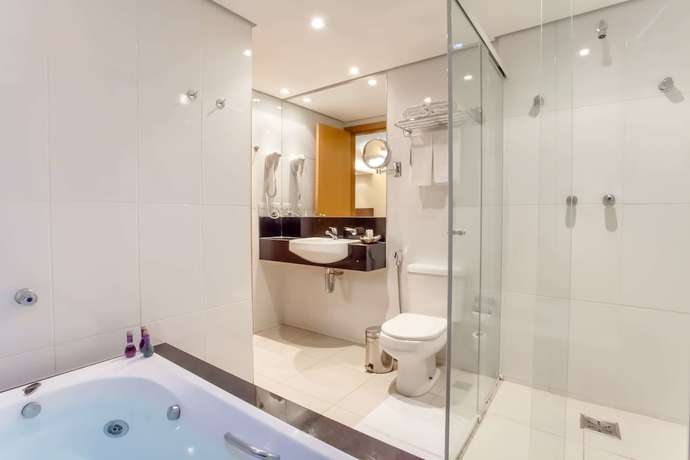 Imagen de la habitación del Hotel Ramada by Wyndham Lagoa Santa INTL Airport Belo Horizonte. Foto 6