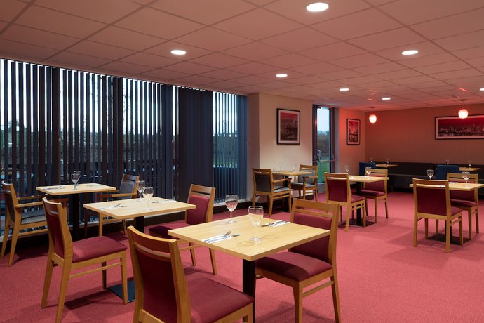 Imagen del bar/restaurante del Hotel Ramada by Wyndham Leeds East. Foto 2