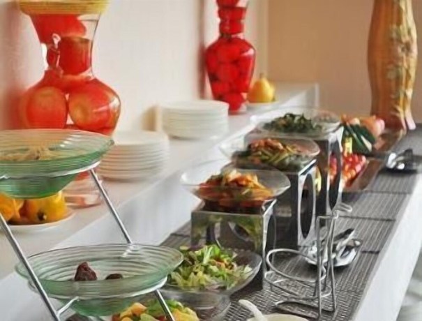 Imagen del bar/restaurante del Hotel Ramada by Wyndham Linyi North. Foto 5