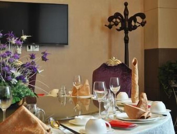 Imagen del bar/restaurante del Hotel Ramada by Wyndham Linyi North. Foto 6