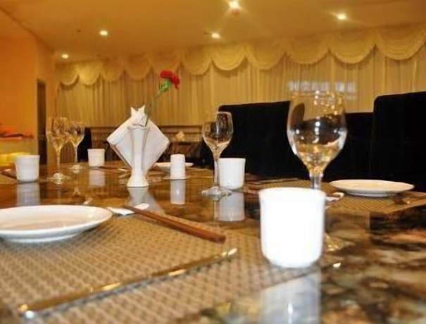Imagen del bar/restaurante del Hotel Ramada by Wyndham Linyi North. Foto 7