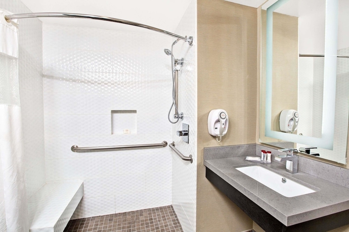 Imagen de la habitación del Hotel Ramada by Wyndham Marina del Rey. Foto 16