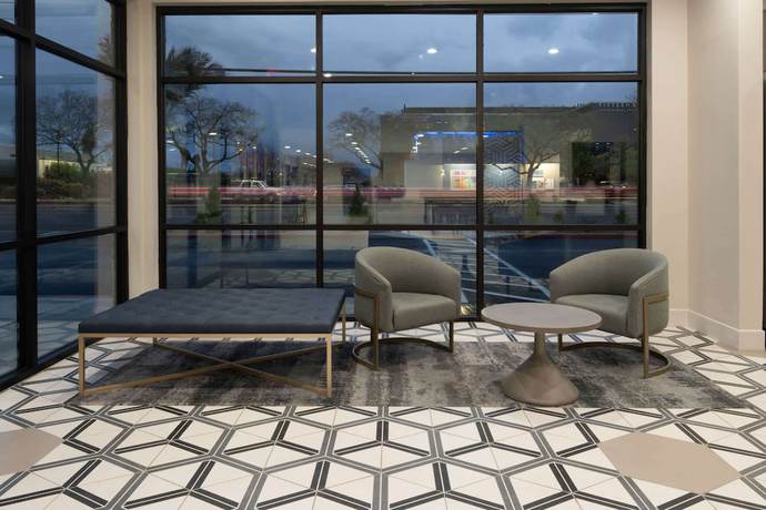 Imagen de los interiores del Hotel Ramada by Wyndham Modesto Yosemite Area. Foto 16