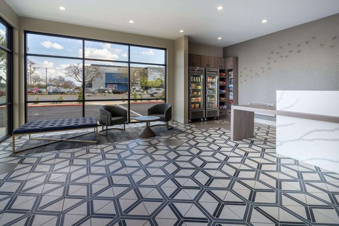 Imagen de los interiores del Hotel Ramada by Wyndham Modesto Yosemite Area. Foto 18