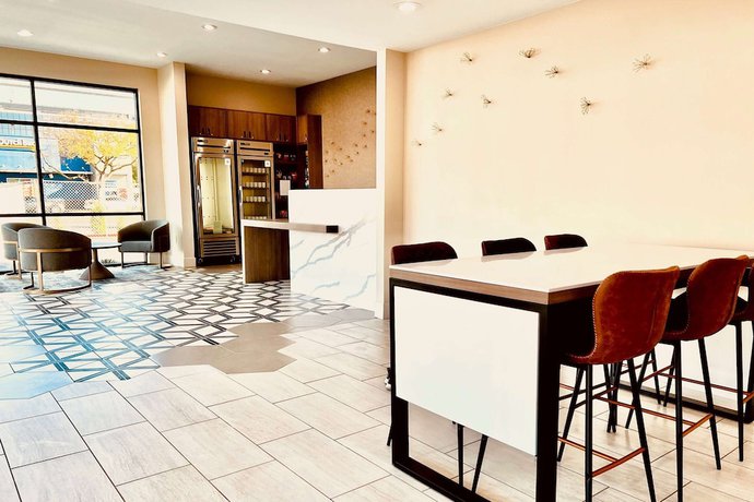 Imagen de los interiores del Hotel Ramada by Wyndham Modesto Yosemite Area. Foto 20