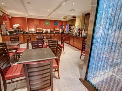 Imagen del bar/restaurante del Hotel Ramada by Wyndham New York Times Square West. Foto 4