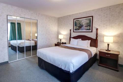 Imagen de la habitación del Hotel Ramada by Wyndham Nisku Edmonton Airport. Foto 6