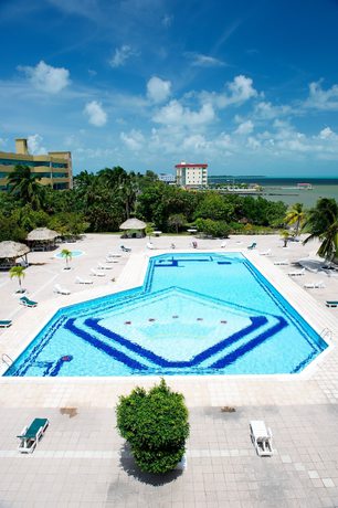 Imagen de la piscina del Hotel Ramada by Wyndham Princess Belize City. Foto 18