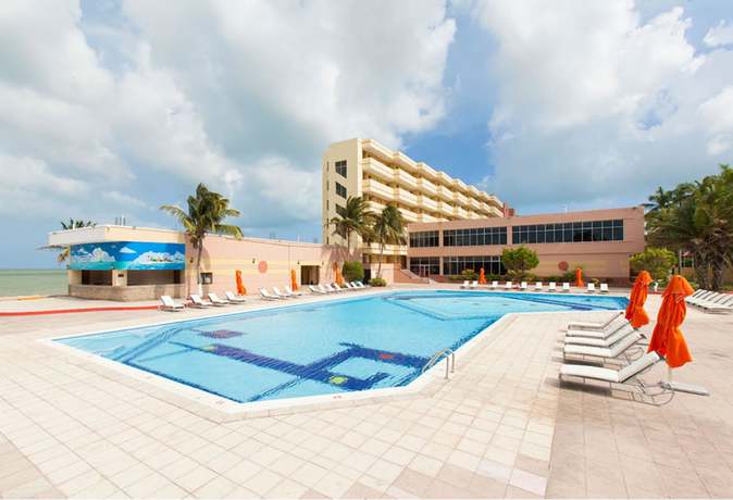 Imagen de la piscina del Hotel Ramada by Wyndham Princess Belize City. Foto 20
