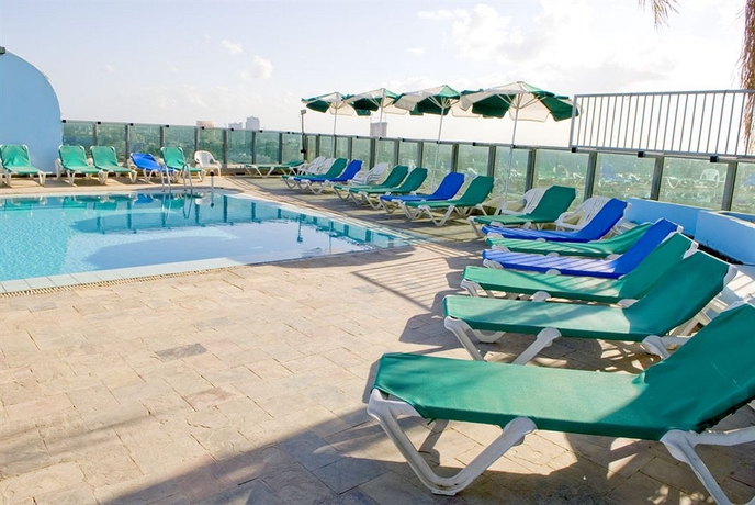 Imagen de la piscina del Hotel Ramada by Wyndham Ramat Gan. Foto 14