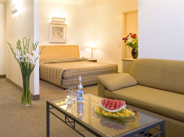 Imagen de los interiores del Hotel Ramada by Wyndham Ramat Gan. Foto 11