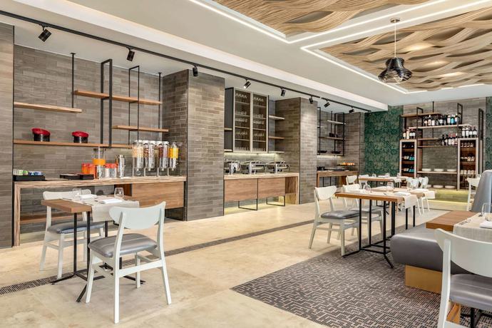 Imagen del bar/restaurante del Hotel Ramada by Wyndham Ramnicu Valcea. Foto 4