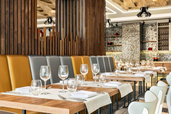 Imagen del bar/restaurante del Hotel Ramada by Wyndham Ramnicu Valcea. Foto 5