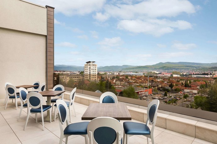 Imagen de los exteriores del Hotel Ramada by Wyndham Ramnicu Valcea. Foto 12