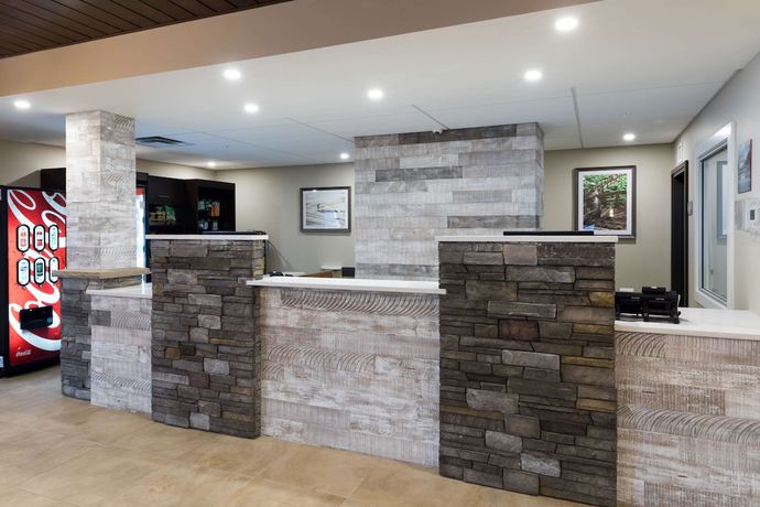 Imagen de los interiores del Hotel Ramada by Wyndham Revelstoke. Foto 19