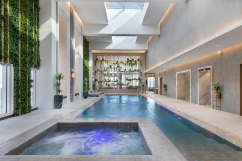 Imagen de la piscina del Hotel Ramada by Wyndham Riyadh King Fahd Road. Foto 19