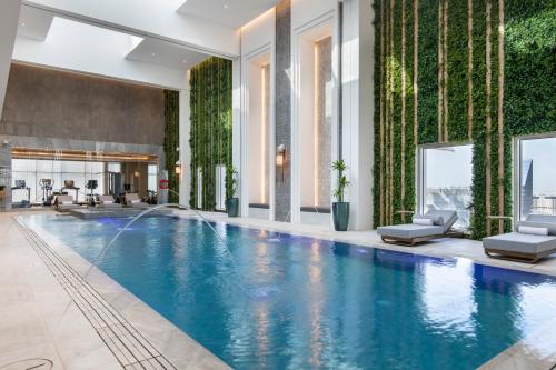 Imagen de la piscina del Hotel Ramada by Wyndham Riyadh King Fahd Road. Foto 20