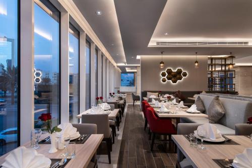 Imagen del bar/restaurante del Hotel Ramada by Wyndham Riyadh King Fahd Road. Foto 6