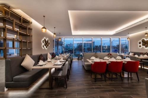 Imagen del bar/restaurante del Hotel Ramada by Wyndham Riyadh King Fahd Road. Foto 7