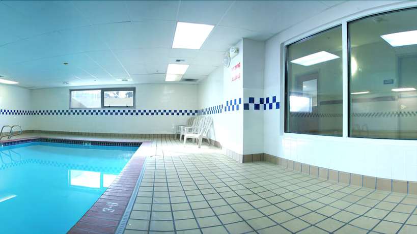 Imagen de la piscina del Hotel Ramada by Wyndham SeaTac Airport. Foto 18