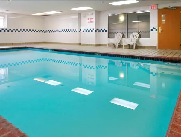 Imagen de la piscina del Hotel Ramada by Wyndham SeaTac Airport. Foto 19