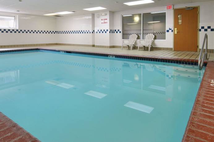 Imagen de la piscina del Hotel Ramada by Wyndham SeaTac Airport. Foto 20