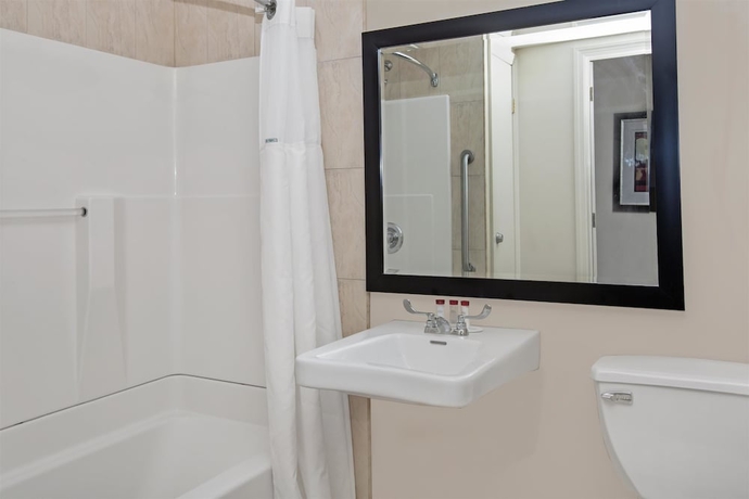 Imagen de la habitación del Hotel Ramada by Wyndham Staten Island. Foto 4
