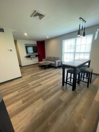 Imagen de la habitación del Hotel Ramada by Wyndham Studio Suites Dothan. Foto 16