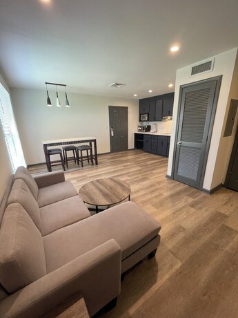 Imagen de la habitación del Hotel Ramada by Wyndham Studio Suites Dothan. Foto 18