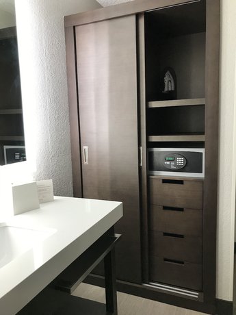 Imagen de la habitación del Hotel Ramada by Wyndham Suites Orlando Airport. Foto 6