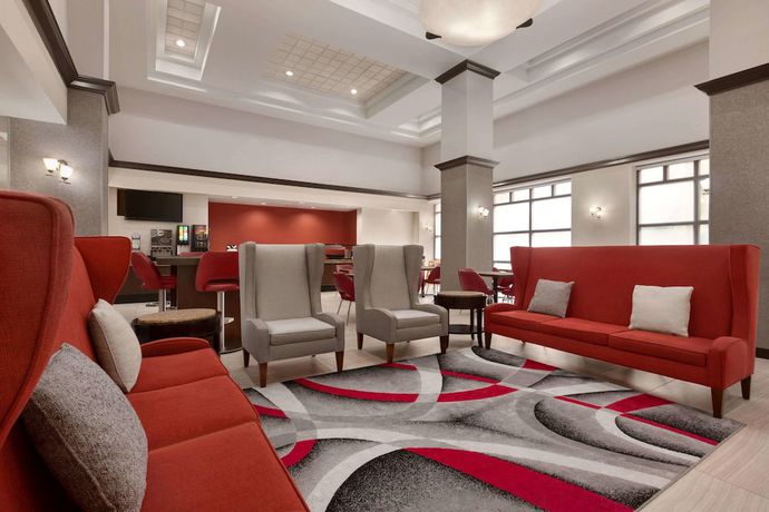 Imagen de los interiores del Hotel Ramada by Wyndham Suites Orlando Airport. Foto 19