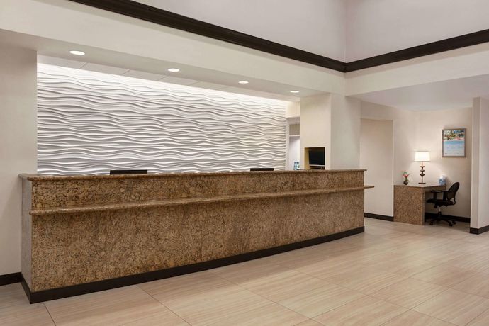 Imagen de los interiores del Hotel Ramada by Wyndham Suites Orlando Airport. Foto 20