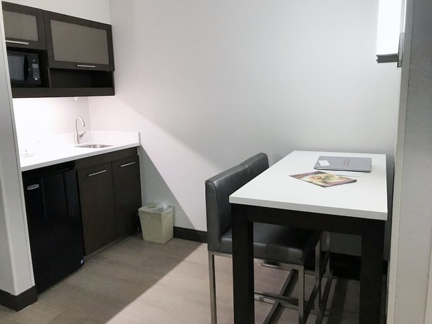 Imagen de la habitación del Hotel Ramada by Wyndham Suites Orlando Airport. Foto 13