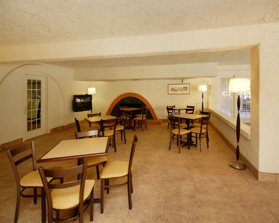 Imagen de los interiores del Hotel Ramada by Wyndham Tempe Near ASU. Foto 6