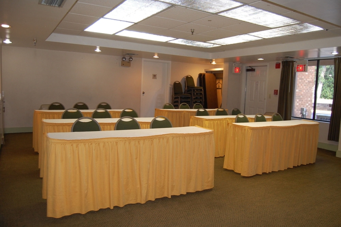 Imagen de los interiores del Hotel Ramada by Wyndham Temple Terrace/Tampa North. Foto 8