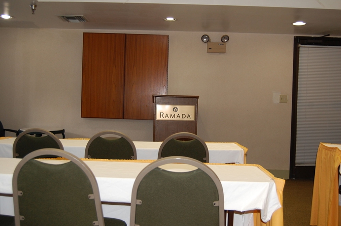 Imagen de los interiores del Hotel Ramada by Wyndham Temple Terrace/Tampa North. Foto 13