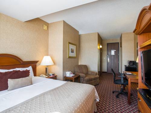Imagen de la habitación del Hotel Ramada by Wyndham Topeka Downtown Hotel & Convention Center. Foto 3