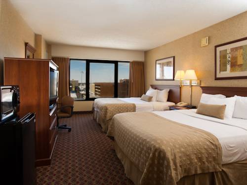 Imagen de la habitación del Hotel Ramada by Wyndham Topeka Downtown Hotel & Convention Center. Foto 5