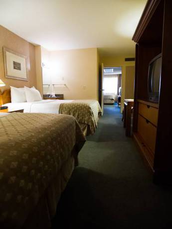 Imagen de la habitación del Hotel Ramada by Wyndham Topeka Downtown Hotel & Convention Center. Foto 6