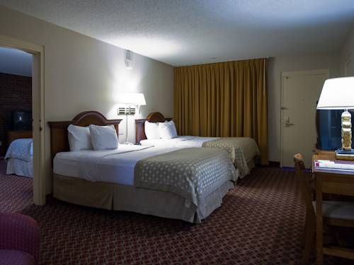 Imagen de la habitación del Hotel Ramada by Wyndham Topeka Downtown Hotel & Convention Center. Foto 8