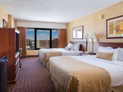 Imagen de la habitación del Hotel Ramada by Wyndham Topeka Downtown Hotel & Convention Center. Foto 11