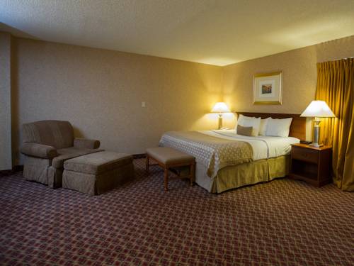 Imagen de la habitación del Hotel Ramada by Wyndham Topeka Downtown Hotel & Convention Center. Foto 14